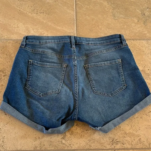 Like new jean shorts from H&M - Picture 7 of 9